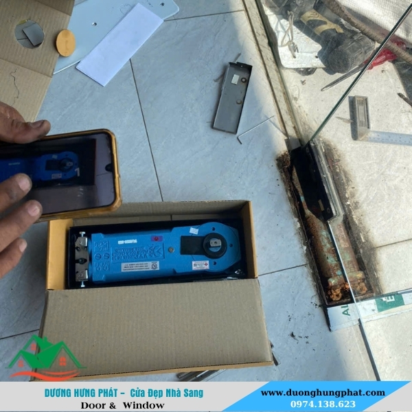 thay bản lề  sàn cửa kính